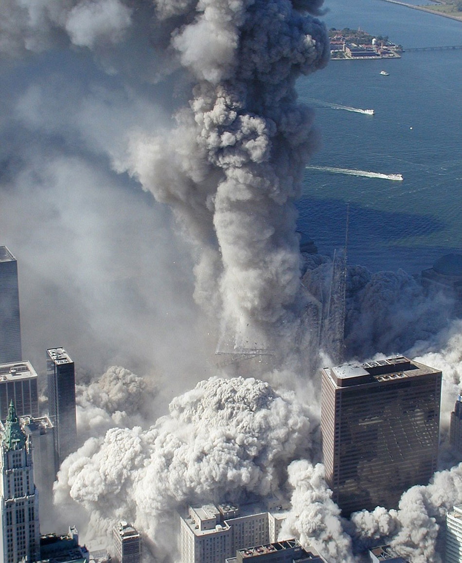 Der Einsturz vom Nordturm des World Trade Centers in New York am 11. September 2001. Rechts im Vordergrund sehen wir Gebäude 7, das gleichfalls wie ein Kartenhaus eingestürzt ist, mehr als sechs Stunden später. Aber dieses Gebäude wurde nicht angegriffen. Gemäß dem Regierungsbericht war der Grund "ein Feuer, das durch brennende Trümmerteile des WTC verursacht wurde"