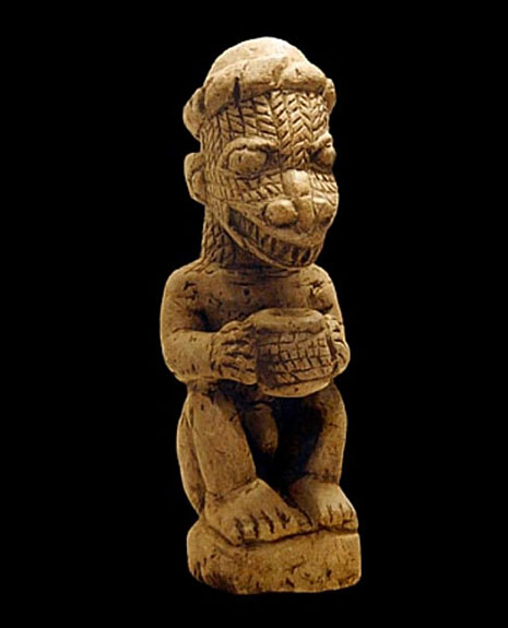 Statuetta di una creatura rettiliana, trovata nella collezione Nomoli
