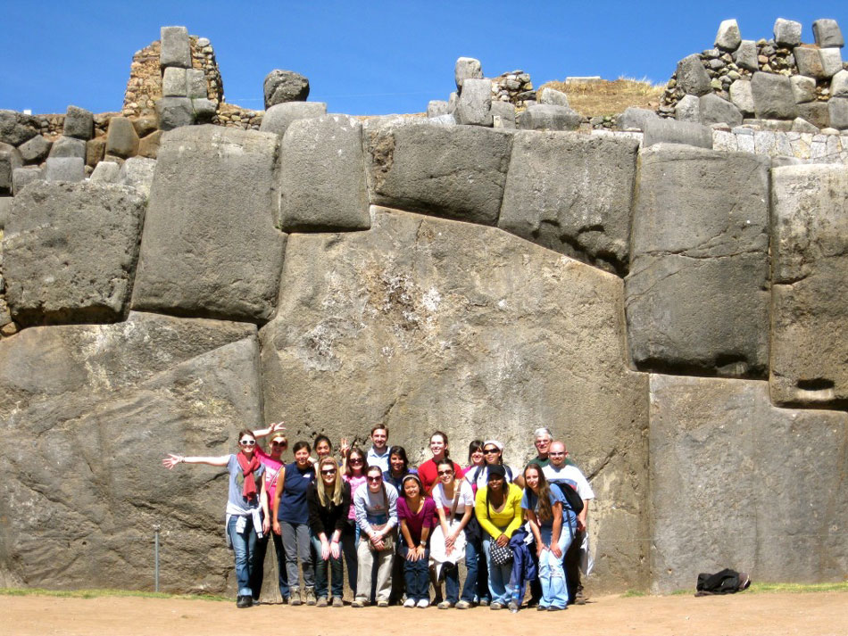 De perfekt sammanfogade väggarna i  Sacsayhuamán, nära Cuzco i Peru
