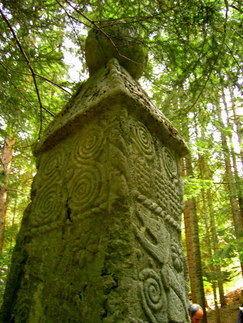 Nära den bosniska byn Gornji Bakici finns en gammal obelisk där toppen bildas av en pyramid med en kula på toppen. Den södra sidan av obelisken pekar exakt på dalen med de bosniska pyramiderna. Där finns också några få dubbelspiraler på obelisken, precis som de som ibland har hittats i sädesfältcirklar i England (foto till höger). De kanske är tvådimensionella bilder av torus, grundprincipen i hållbar energi, på vilken allt liv i detta Universum är baserat