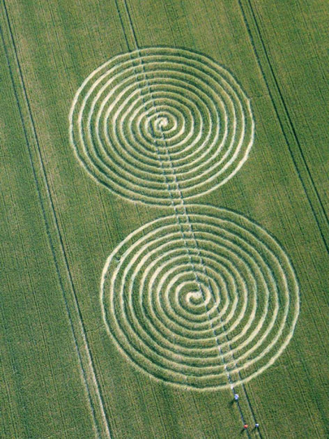 Das Bildnis eines Kornkreises, der eine Doppelspirale zeigt, entdeckt in Chaddenwick Hill in Wiltshire, am 13. Juli 2011