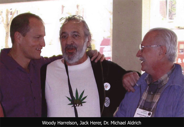 Woody Harrelson, Jack Herer, Dr. Michael Aldrich. Jack Herer (Bildmitte)ist der Autor des Bestsellers "Der Kaiser trägt keine Kleider: Hanf und die Marihuana-Verschwörung". Er ist weltweit gereist, um Menschen mit der heilsamen Wirkung von industriellem Hanf und medizinischem Marihuana vertraut zu machen. Er hat 50.000 $ geboten, wenn jemand ihm beweisen kann, dass er falsch liegt. Bis zu dem Tag, an dem er an einer Herzattacke starb (15. April 2010), konnte er diese Belohnung in der Tasche behalten